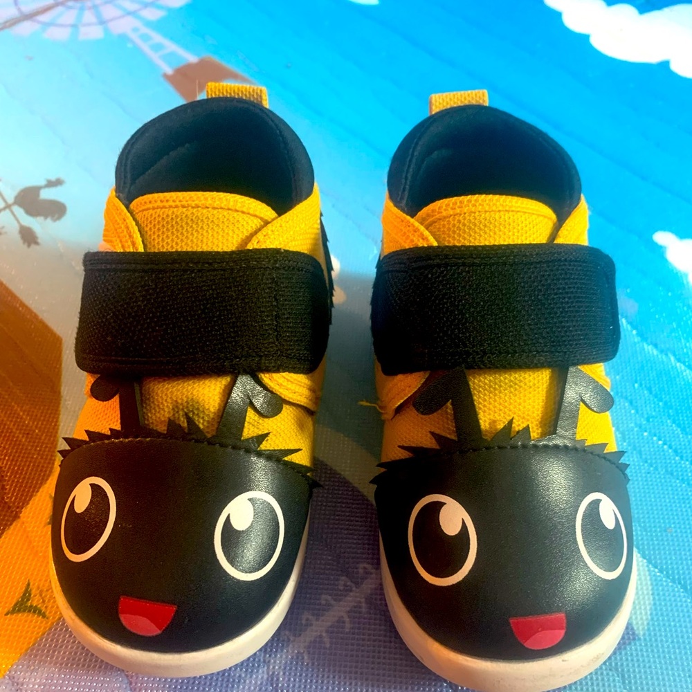 Ikiki bumblebee squeaky shoes